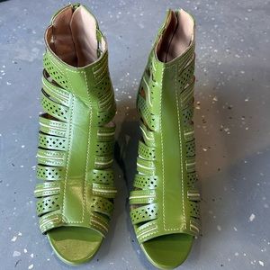 Charming Lady. Sz 9. New no box. Wedge #0004